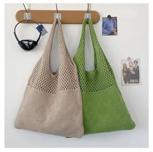 Detalle de bolsos tote de punto con malla calada y texturas de patrón de rombos.