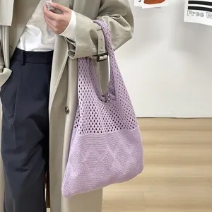 Bolso de mano de punto violeta calado con elegante patrón geométrico para un estilo relajado