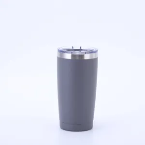 Λεπτομερής άποψη ενός γκρίζου θερμός 20oz από ανοξείδωτο χάλυβα με διαφανές καπάκι.