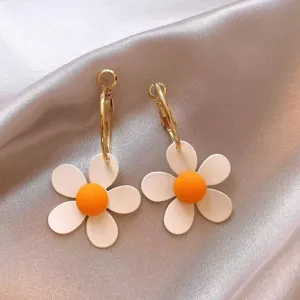 Detailansicht der süßen Gänseblümchen-Ohrringe mit weißen Blüten und orangem Zentrum.