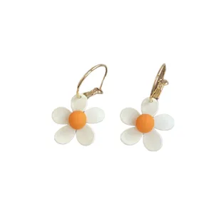Detailansicht charmanter weißer Gänseblümchen-Creolen mit leuchtend orangefarbenen Mitten