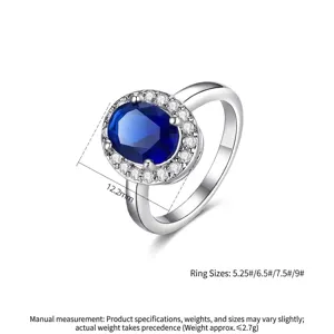 Elegante anillo plateado con una gran piedra preciosa azul óvalo y circonitas cúbicas