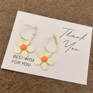 Elegante Gänseblümchen-Ohrringe in kontrastierenden Farben Weiß und Orange