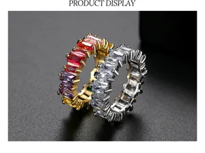 Detailopname van vintage 18k vergulde eternity ringen met kleurrijke kristallen.