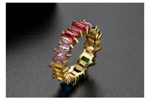 Detailopname van kleurrijke zirkoonstenen op een vergulde eternity ring