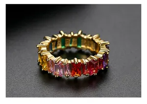 Gedetailleerde macroweergave van een gouden ring met kleurrijke rechthoekige zirkonia