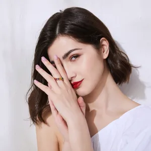 Elegant model draagt een vintage kleurrijke zirkonia ring van 18k verguld koper om vinger