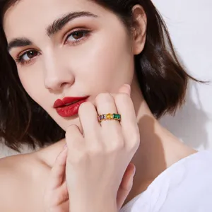 Vintage stijl kleurrijke zirkoon vergulde koperen ring getoond op de hand van een model