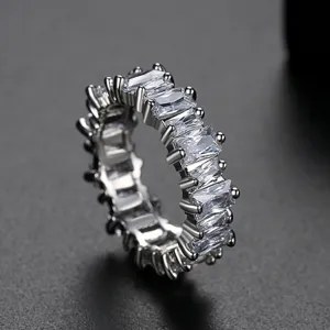 Elegante eternity ring voor dames met heldere cubic zirconia in emerald slijpvorm zilver