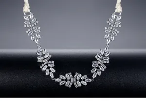 Dettaglio di una collana da sposa in argento con zirconi marquise e motivi a foglia