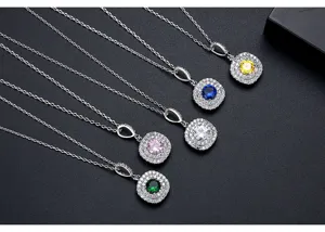 Detalle macro de collares con colgantes halo de circonita cuadrada en varios colores