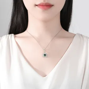 Elegante collar plateado con colgante de circón verde lucido por modelo asiática
