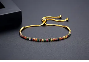 Primer plano de pulsera dorada ajustable con vibrantes piedras de circón multicolor.