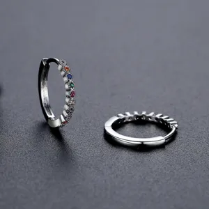 Elegante silberfarbene Huggie-Ohrringe mit leuchtenden bunten Zirkoniasteinen