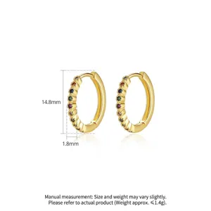 Minimalistische goldene Creolen mit bunten Zirkonia-Steinen, 14,8 mm Durchmesser.