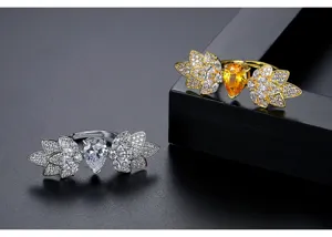 Nahaufnahme eines eleganten Flügelrings mit birnenförmigen gelben und klaren Zirkonia.