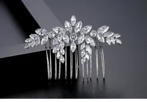 Vue détaillée d'un peigne à cheveux de mariée élégant orné de zircons marquise brillants