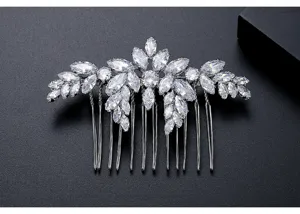 Détail du peigne à cheveux de mariée avec des cristaux de zircone cubique en forme de feuille