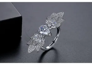 Detailansicht eines silbernen verstellbaren Rings mit Birnenschliff-Zirkon und Blättern