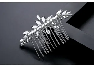 Vue détaillée d'un peigne à cheveux de mariée en argent serti de zircons taille marquise