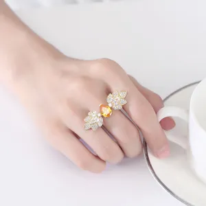 Eleganter, verstellbarer Damenring mit gelbem Kristall und glänzenden Zirkonflügeln