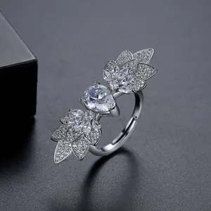 Eleganter silberfarbener verstellbarer Ring mit funkelndem Zirkon und Lotusblättern