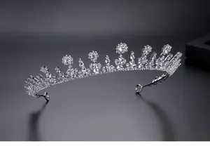 Tiara de mariée élégant en argent orné de grappes de fleurs en zircone pour les mariages
