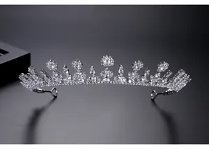 Vue détaillée d'un élégant diadème de mariée en argent serti de zircons brillants