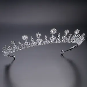 Élégante tiare de mariée argentée avec zircones cubiques pour mariage