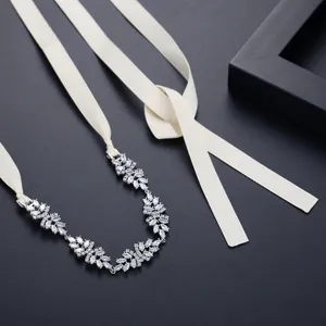 Elegante collana da sposa in zirconi con nastro color crema regolabile per vestito