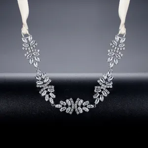 Elegante collana da sposa in zirconi con motivo floreale e nastri di seta crema
