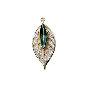 Elegante ciondolo a foglia in cristallo verde smeraldo con accenti marquise dorati.