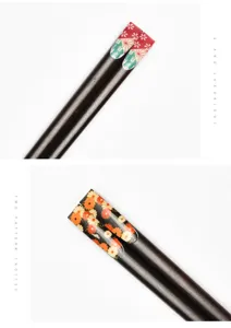 Makroansicht von hochwertigen dunklen Holzstäbchen mit eleganten Blumendruckspitzen.