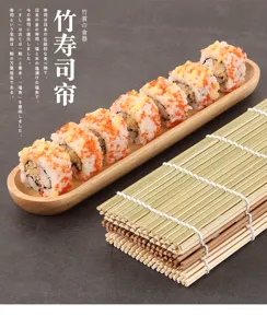 Tappetino per sushi in bambù con rotoli freschi presentati su un vassoio di legno