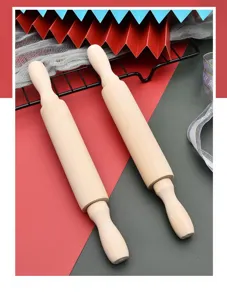 Vue détaillée de deux mini rouleaux à pâtisserie en bois non verni pour la cuisine