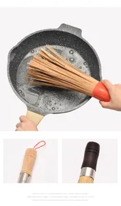 Detalle del cepillo de bambú limpiando un wok y primeros planos de varios mangos
