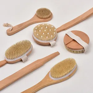 Juego de cepillos corporales de cerdas de jabalí naturales con mangos largos de madera.