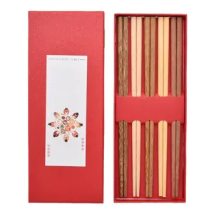 Premium-Set mit 5 Paar Essstäbchen aus Hühnerflügelholz in einer roten Geschenkbox