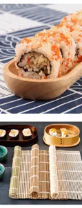 Primo piano di tappetini in bambù per sushi e vassoi di presentazione in legno