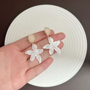 Elegante perlweiße Blumenohrstecker für den süßen Sommer- und Strandurlaubsstil