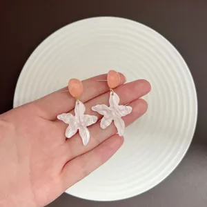 Elegante Perlmutt-Blumenohrringe in Pink und Weiß für den Sommerurlaub.