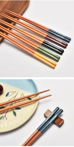 Detalle de palillos de madera de estilo japonés con mangos de colores y peces