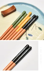 Primer plano detallado de palillos japoneses de madera con diseño de pez paparda blanco