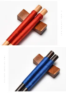 Detailansicht der japanischen Holz-Essstäbchen mit roter und blauer Fadenumwicklung