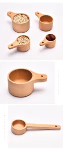 Vue détaillée de tasses et cuillères à mesurer en hêtre pour le café ou la pâtisserie.