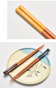Vista detallada de palillos japoneses de madera con motivos de peces de colores