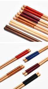 Detailansicht japanischer Essstäbchen aus Holz mit farbiger Fadenwicklung am Griff