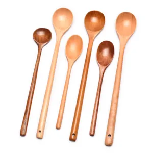 Set di cucchiai in legno a manico lungo in varie dimensioni e toni per cucinare e mescolare.