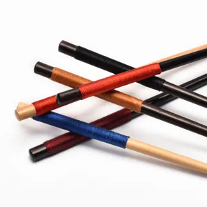Hochwertige japanische Holzstäbchen mit bunten fadenumwickelten Griffen für Sushi