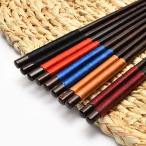 Japanische Holzstäbchen Set mit bunten Fadenwicklungen zur einfachen Identifizierung